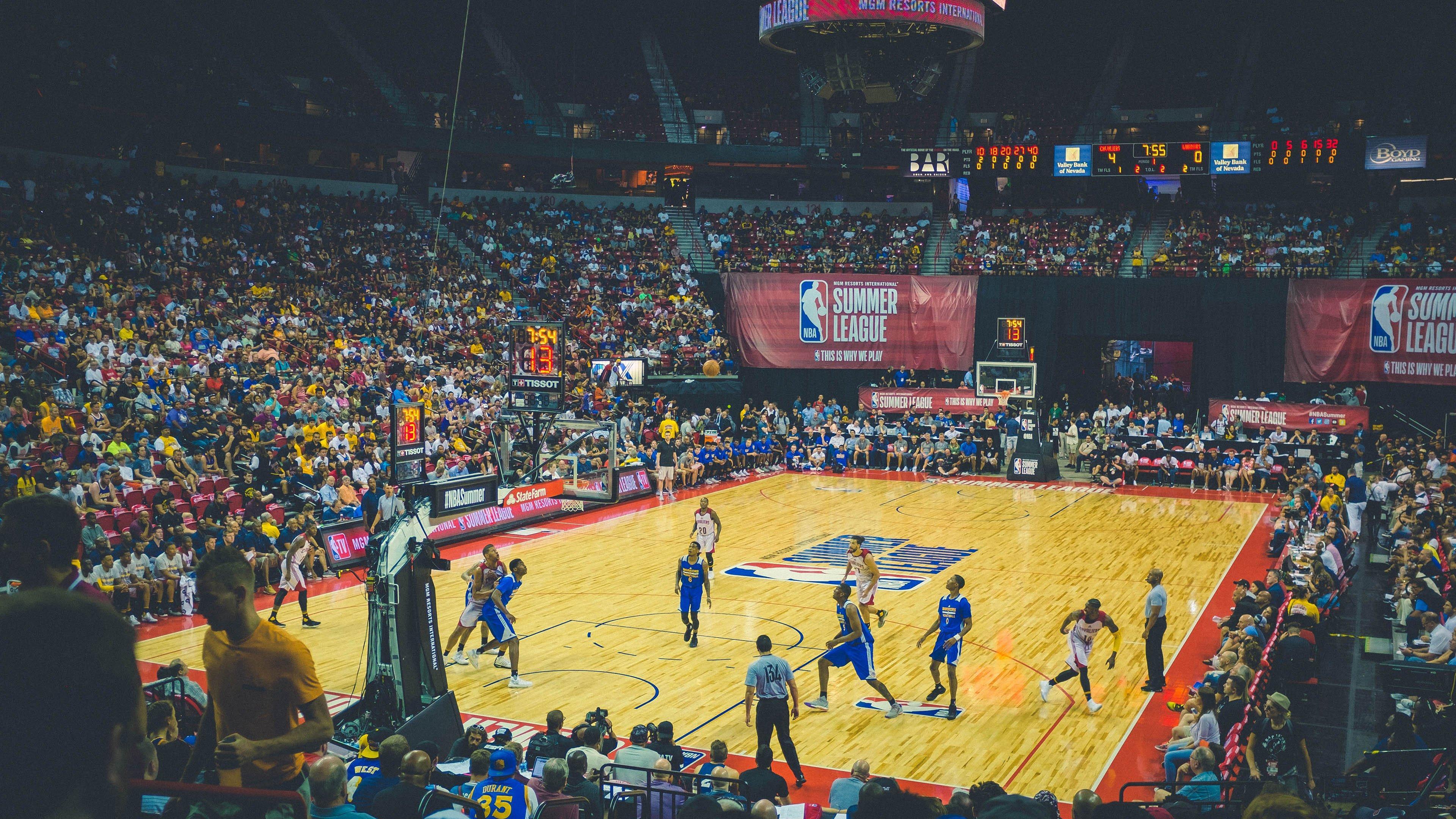 绿茵场上的大湾区兄弟对决，汪嵩肖智领衔，陈小春张智霖贵港跨界引爆全民足球热