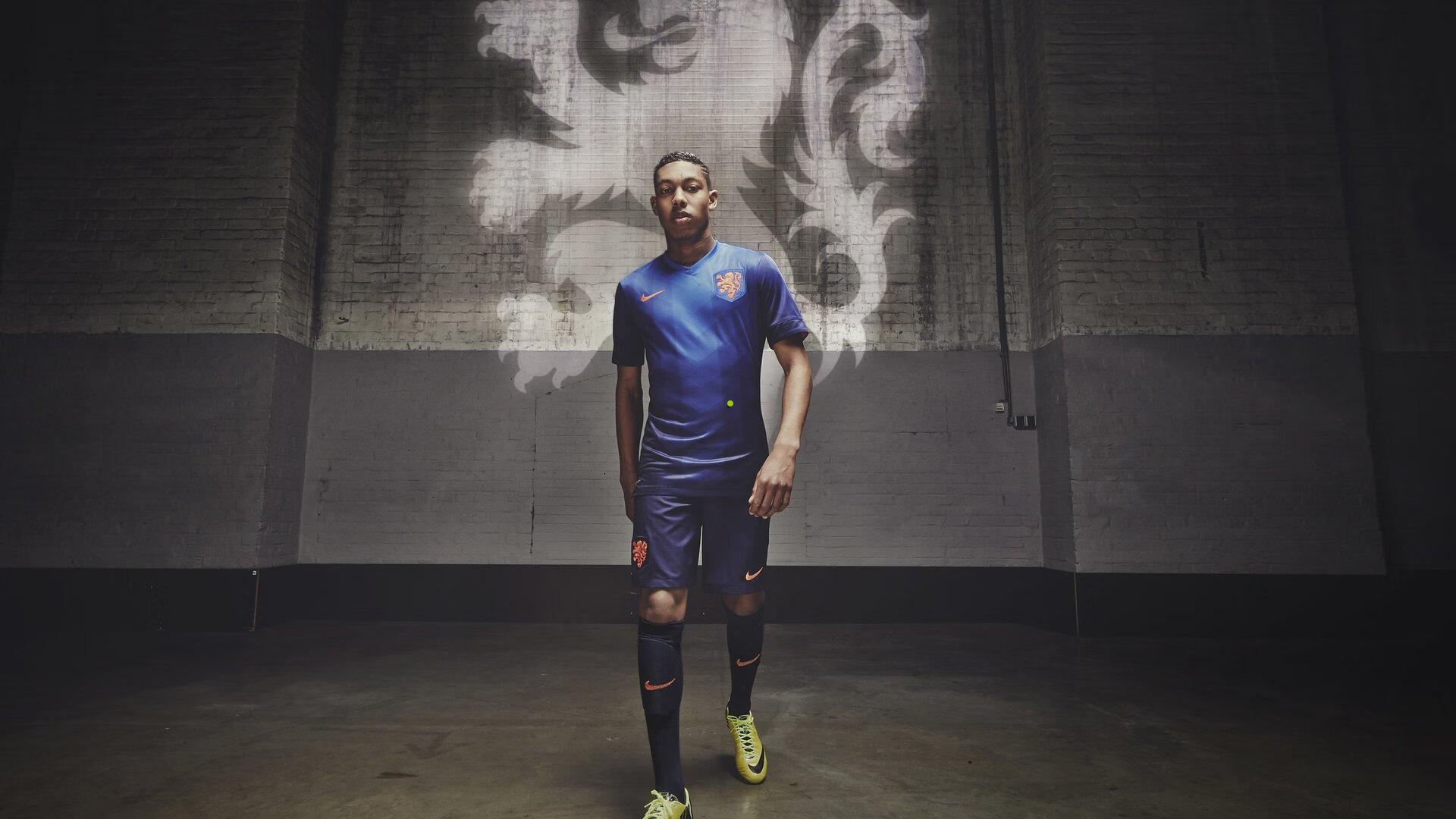 绿茵场上的大湾区兄弟对决，汪嵩肖智领衔，陈小春张智霖贵港跨界引爆全民足球热